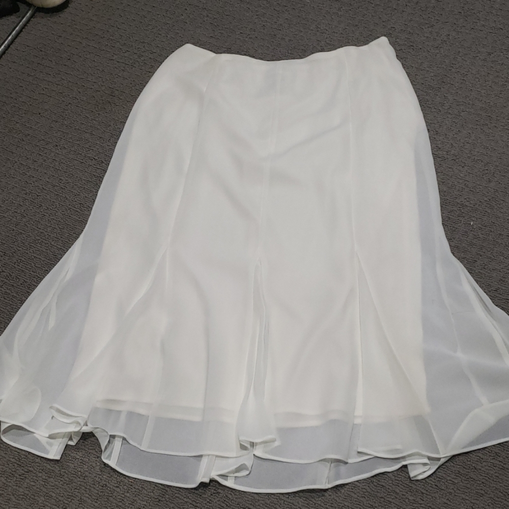 Fully lined cream pencil skirt w flare.